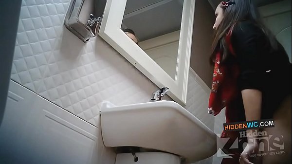 Kaŝita fotilfilmaĵo en la virina necesejo (1)