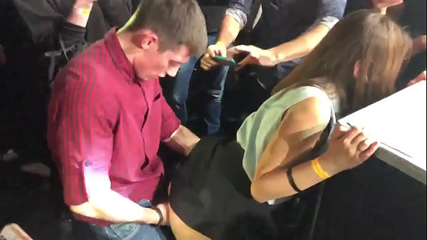 Vera sekso en rusa noktoklubo. 18-jara rusa knabino en la anuso kaj vagino fikis en noktoklubo